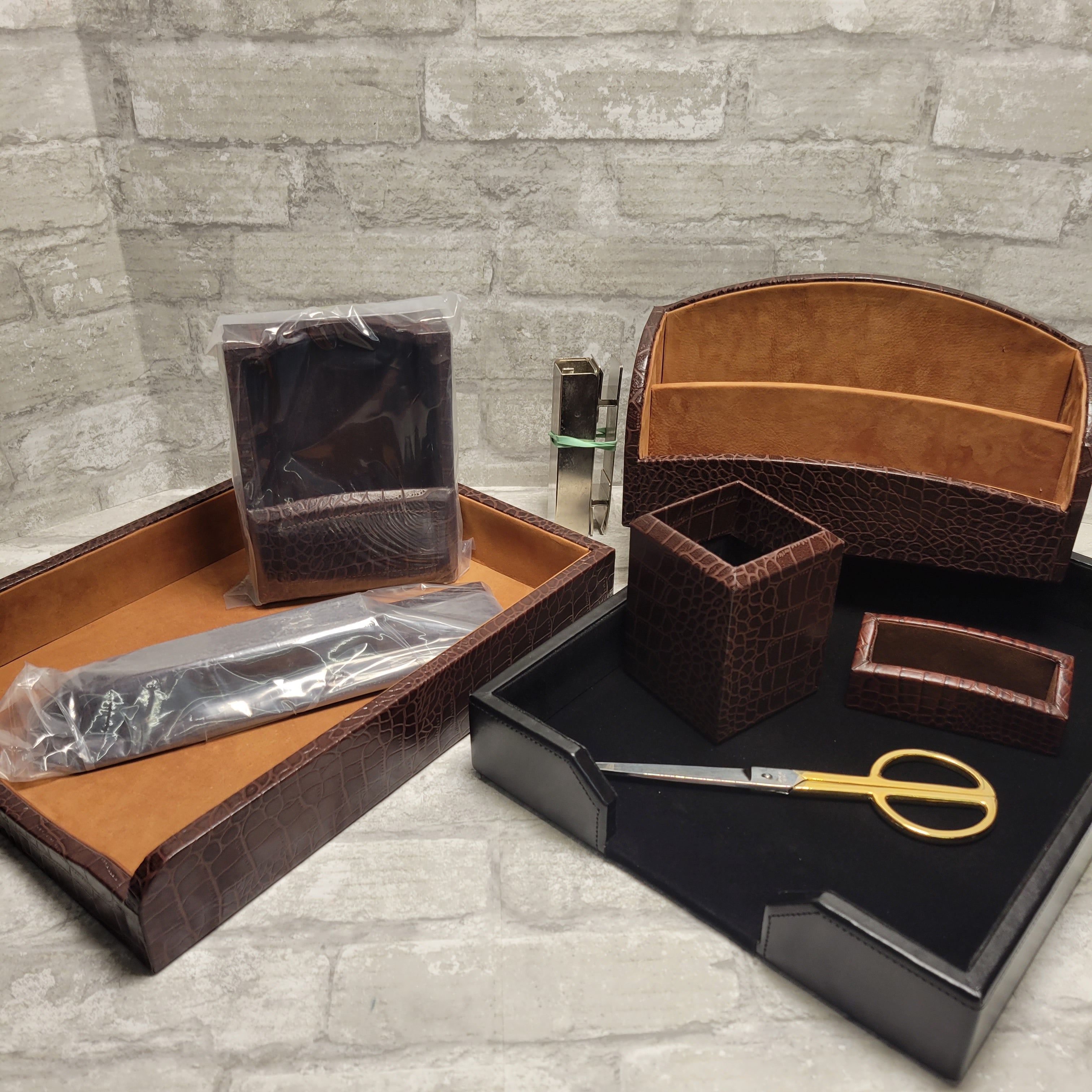 Dacasso Brown Crocodile Embossed Leather Desk Set (8087161405678)